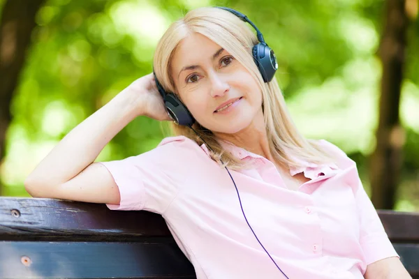 Расслабленная женщина слушает музыку — стоковое фото