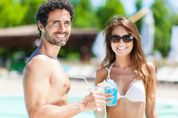 Casal desfrutando de bebidas — Fotografia de Stock