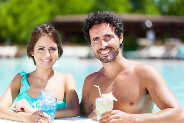 Gente sonriendo en un bar de playa — Foto de Stock