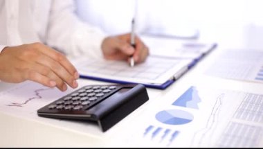 Belgelerle çalışan bir işadamı