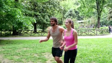 Bir parkta çalışan çift