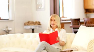 Kadın kitap okuyor.