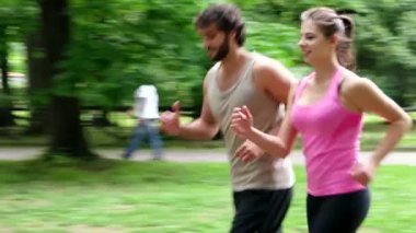 Bir parkta çalışan çift