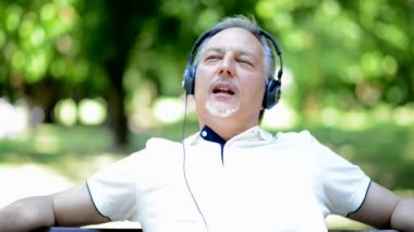 Olgun adam müzik dinleme