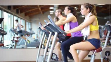 insanlar bir spor salonunda eğitim