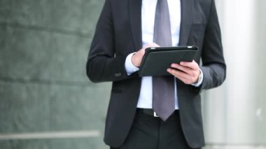 Elektronik tablet kullanarak iş adamı