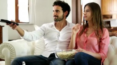 tv izlerken patlamış mısır yemek Çift
