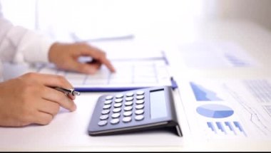 Belgelerle çalışan bir işadamı