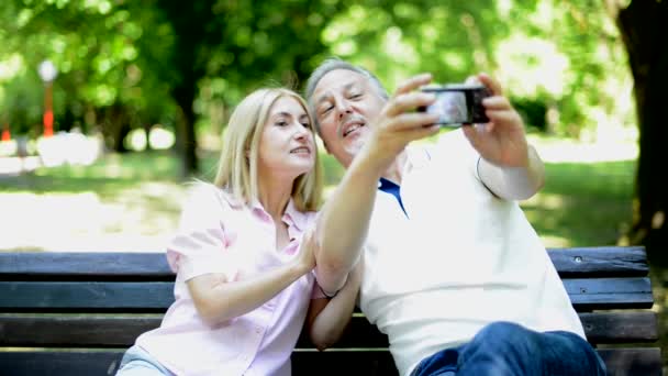 Paar fotografiert sich selbst — Stockvideo