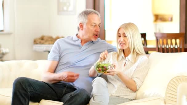 Ζευγάρι τρώει μια υγιεινή σαλάτα — Αρχείο Βίντεο