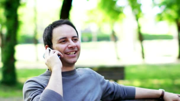 Man talking on phone — Stock Video