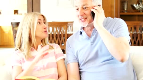 Paar praten over telefoon — Stockvideo