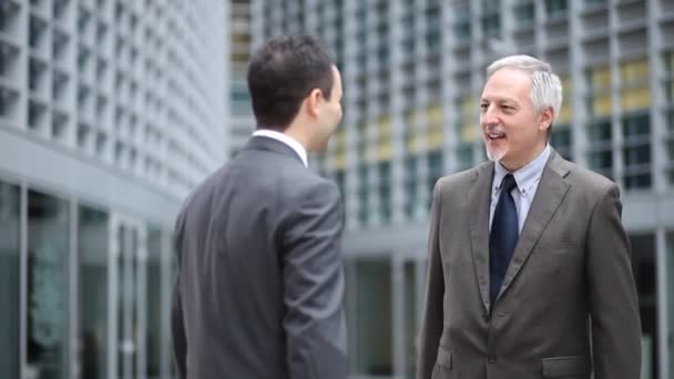 Geschäftsleute freuen sich, einander zu treffen — Stockvideo