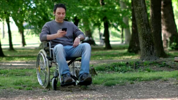 Gehandicapte man met smartphone — Stockvideo