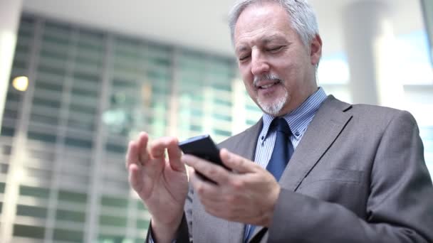 Homem de negócios usando smartphone — Vídeo de Stock