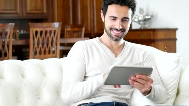 Homem usando tablet relaxante — Vídeo de Stock