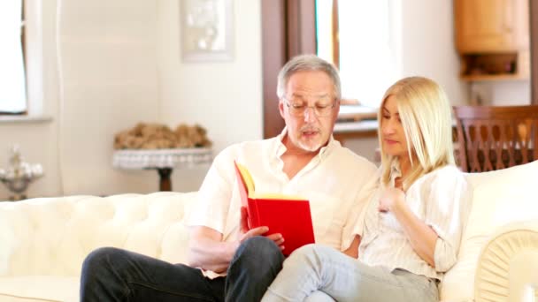 Pareja madura libro de lectura — Vídeos de Stock