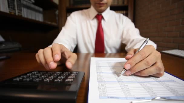 Empresario haciendo trabajos de papel
 Metraje De Stock