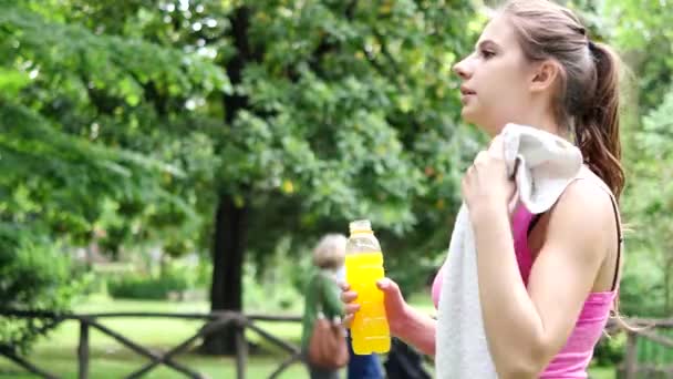スポーツの後のエナジード リンクを飲んでいる女性 — ストック動画