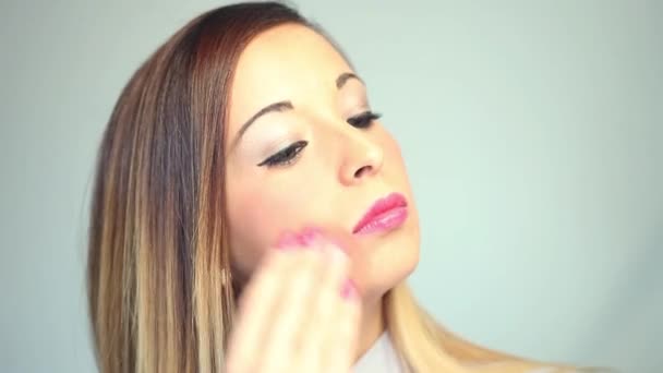 Mujer aplicando maquillaje — Vídeo de stock