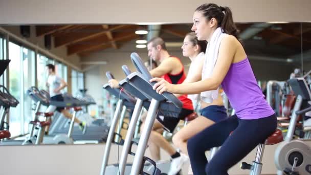 Lidé trénink v tělocvičně — Stock video