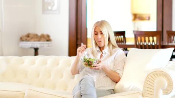 Mujer comiendo una ensalada saludable — Vídeos de Stock