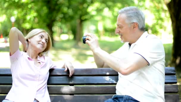 Paar fotografiert sich selbst — Stockvideo