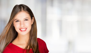 Genç, gülümseyen kadın