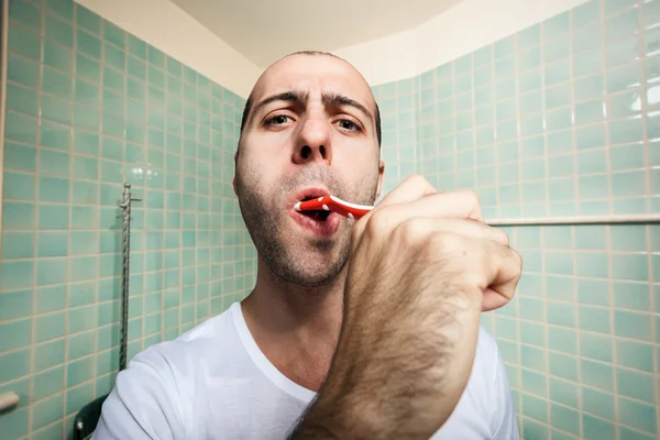 Hombre cepillándose los dientes — Foto de Stock