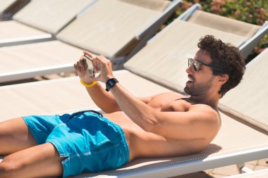 Adam tatilde fotoğraf çekmeyi