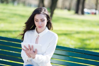 açık havada bir tablet kullanan kadın