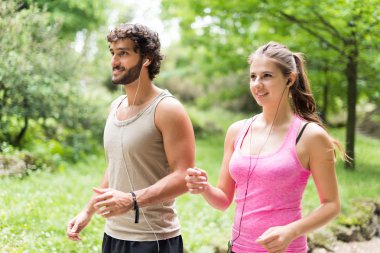 Bir parkta çalışan çift