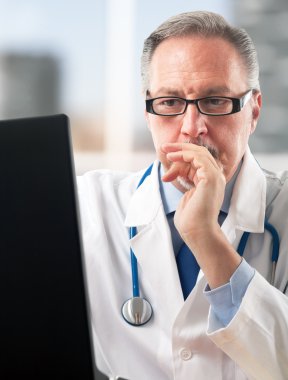 Doktor onun bilgisayar kullanma