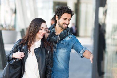 Çift birlikte alışveriş