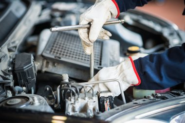 makinist araba motoru işyerinde