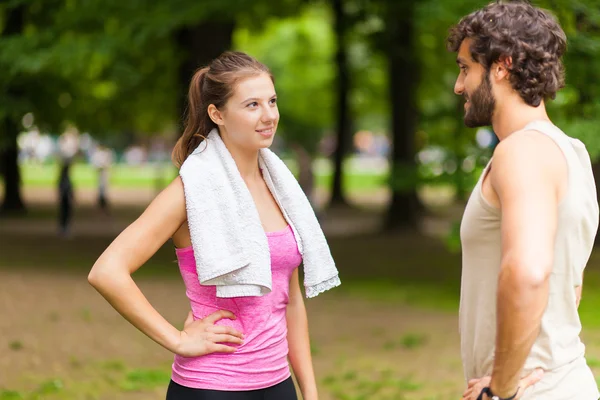 Descanso en pareja después de correr —  Fotos de Stock