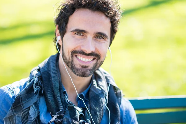 Homme écoutant de la musique en plein air — Photo