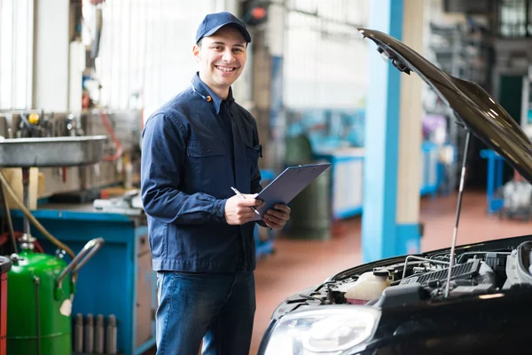 Mechanic holding a clipboard — Stock Photo, Image