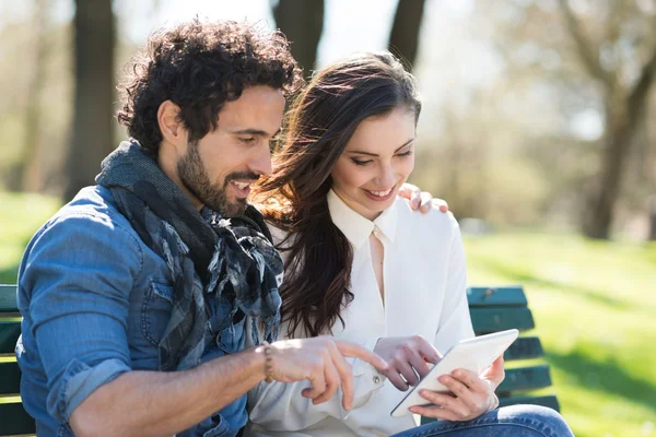 Couple utilisant une tablette numérique — Photo