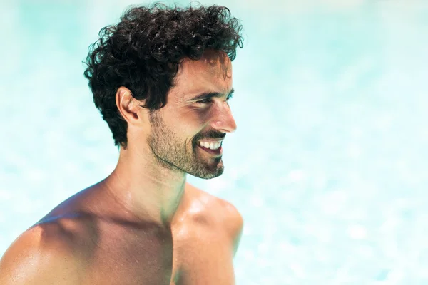 Hombre relajante mientras toma el sol — Foto de Stock