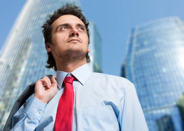 Hombre de negocios sosteniendo su chaqueta al aire libre —  Fotos de Stock