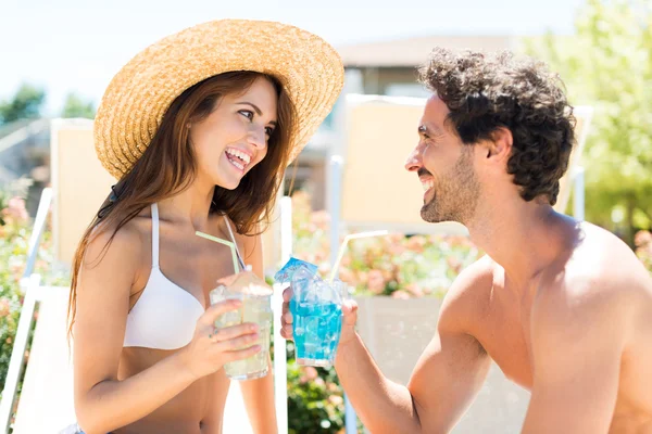 Couple enjoying a cocktails — Stock Photo, Image