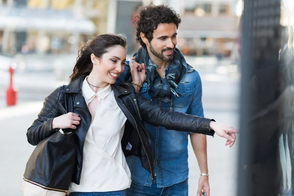 Couple faisant du shopping ensemble — Photo