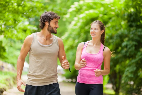 Couple running in a park — Stock Photo, Image