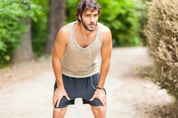 Guy doing fitness outdoors — Stock Photo, Image