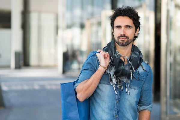 Homem fazendo compras sozinho — Fotografia de Stock