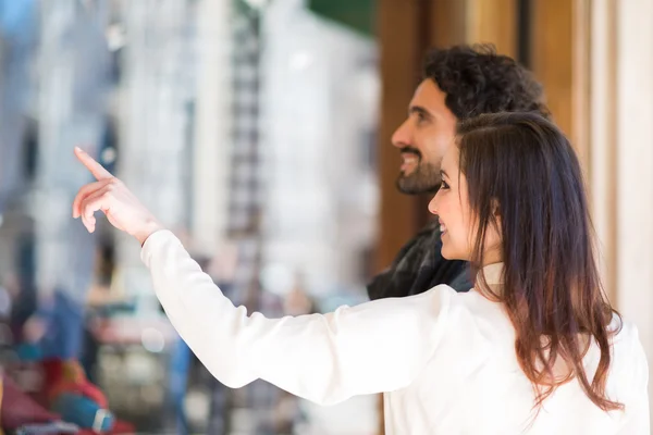 Couple shopping in an urban street — Stock Photo, Image