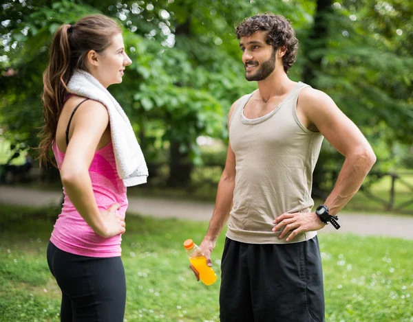 Couple talking in a park — Stock Photo, Image