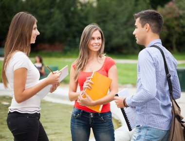 parkta konuşan öğrenciler