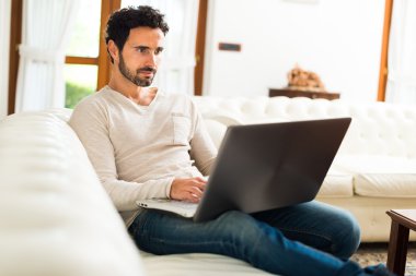 dizüstü bilgisayar kullanan genç kadın